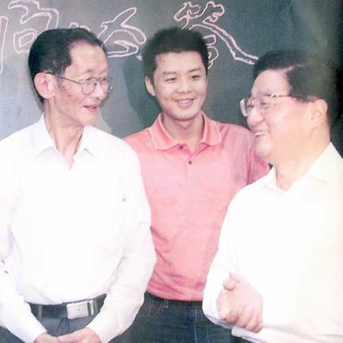 2005年9月9日中共中央政治局常委、國(guó)務(wù)院副總理黃菊接見(jiàn)公司負(fù)責(zé)人