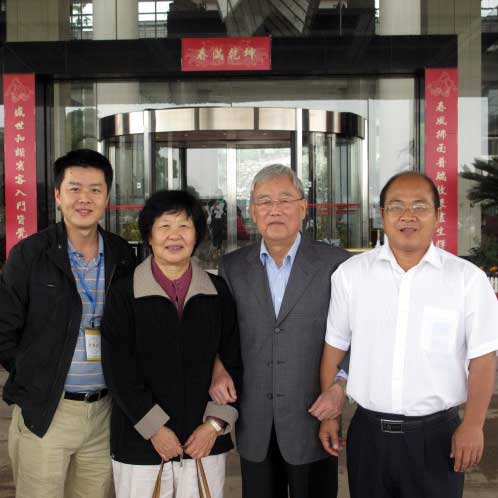 中國(guó)科學(xué)院副院長(zhǎng)，全國(guó)人大常務(wù)委員會(huì)委員王佛松院士一家親切關(guān)懷企業(yè)情況